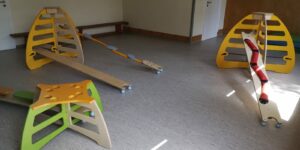 Balancierblöcke und -bretter in der Turnhalle